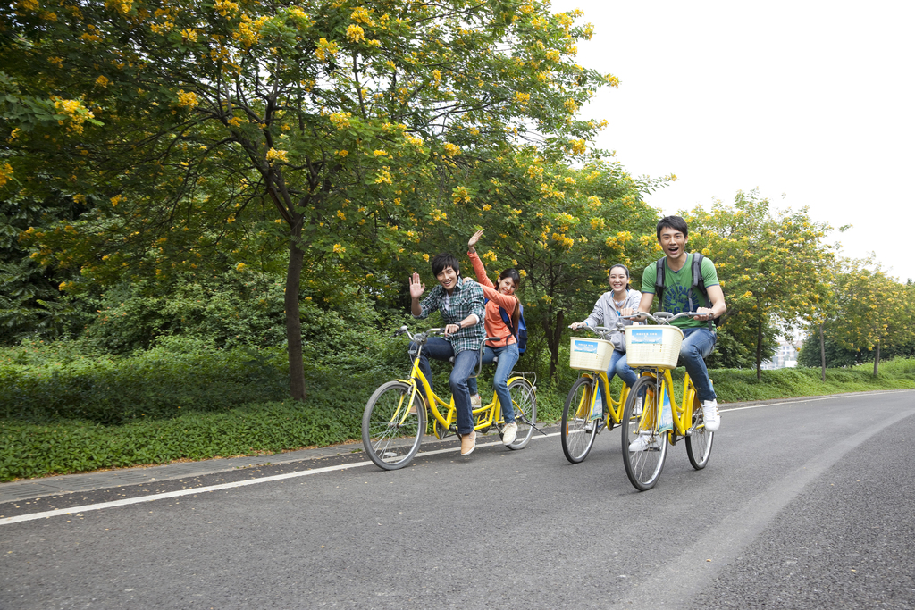 年轻大学生在校园里骑车