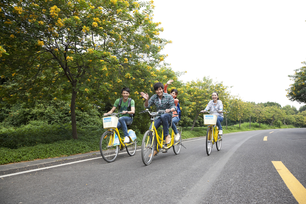 年轻大学生在校园里骑车