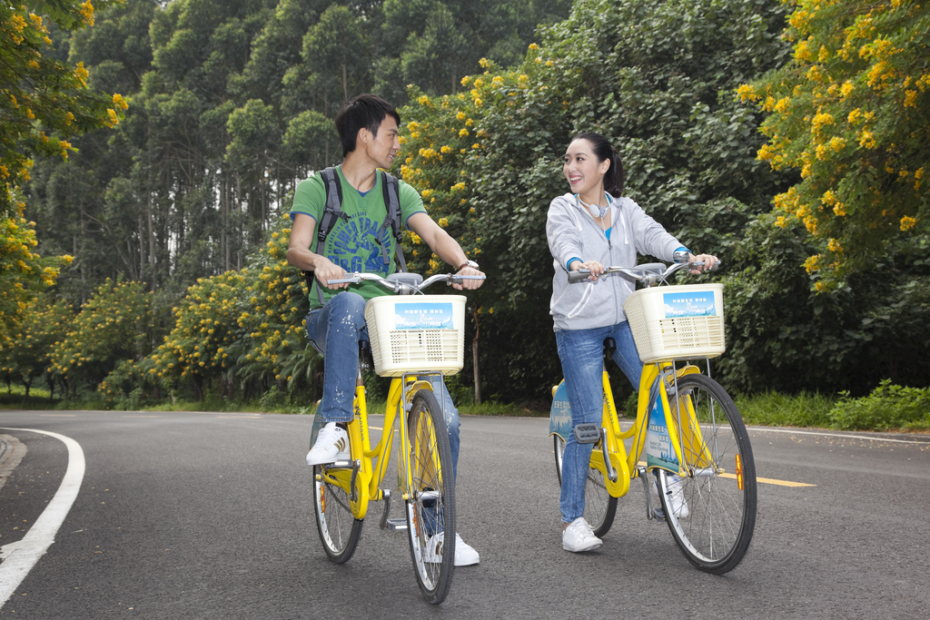 年轻大学生在校园里骑车