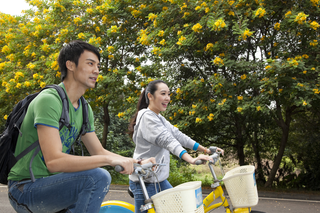 年轻大学生在校园里骑车图片