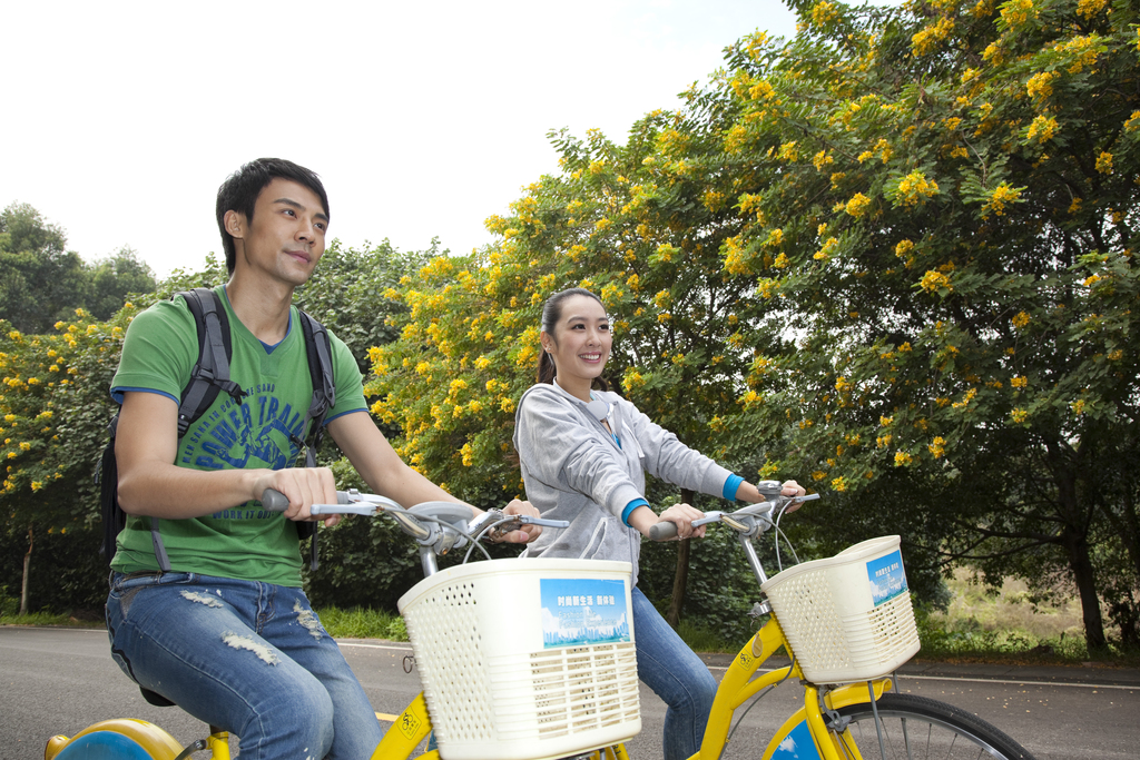 年轻大学生在校园里骑车