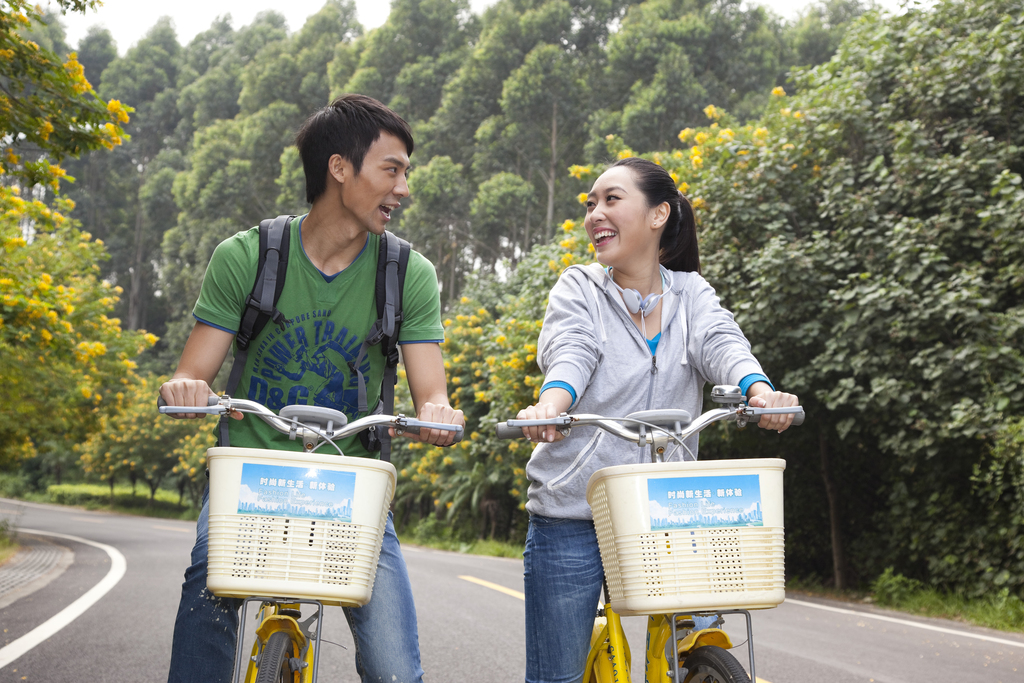 年轻大学生在校园里骑车