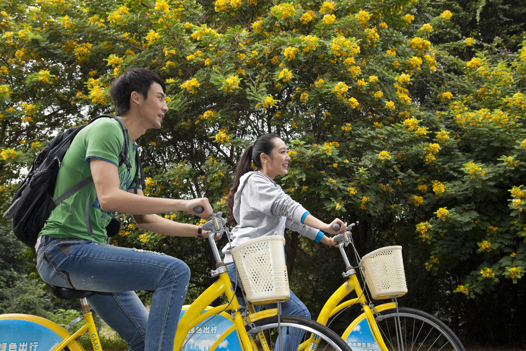 年轻大学生在校园里骑车