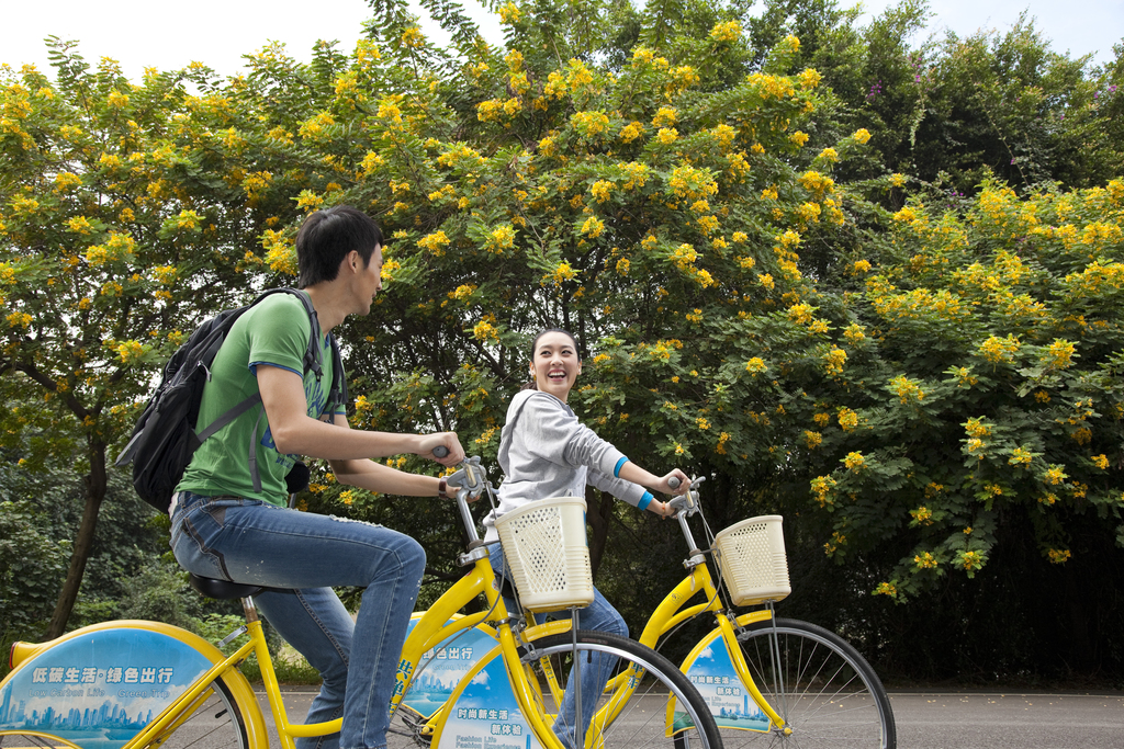 年轻大学生在校园里骑车