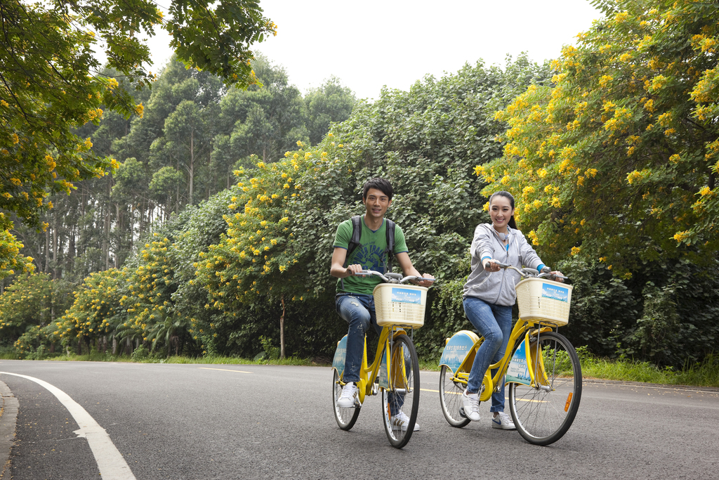 年轻大学生在校园里骑车