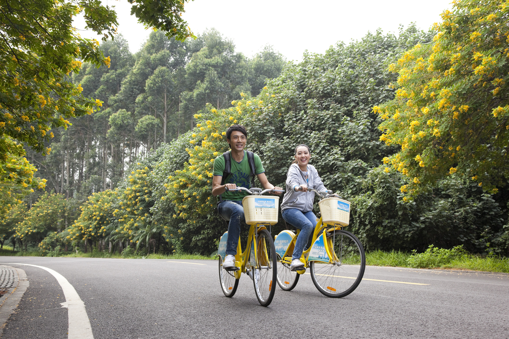 年轻大学生在校园里骑车