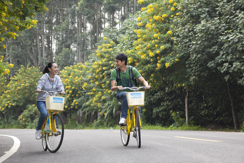 年轻大学生在校园里骑车