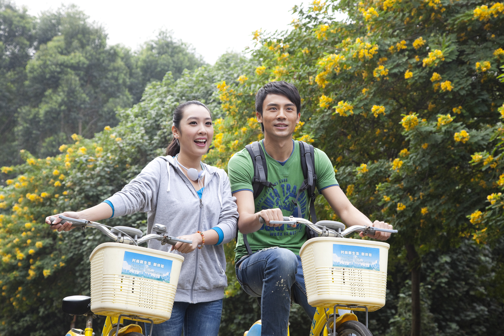 年轻大学生在校园里骑车