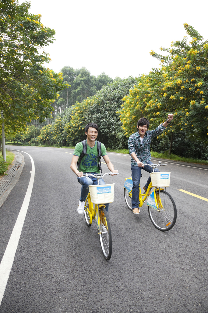 年轻大学生在校园里骑车