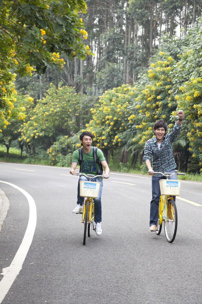 年轻大学生在校园里骑车