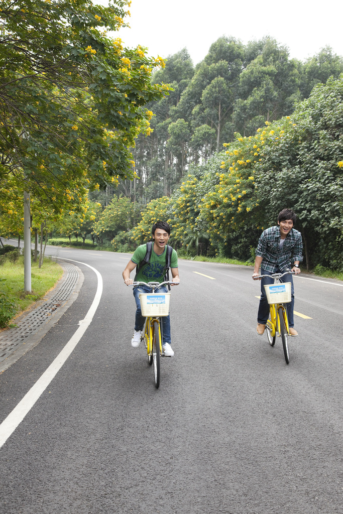 年轻大学生在校园里骑车