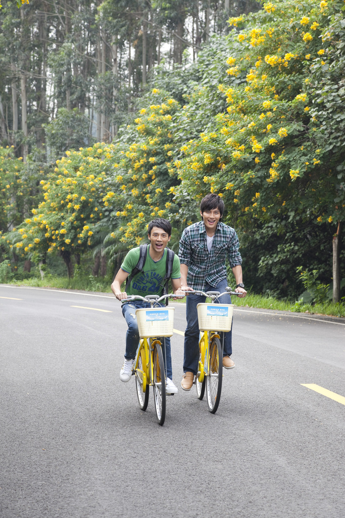 年轻大学生在校园里骑车