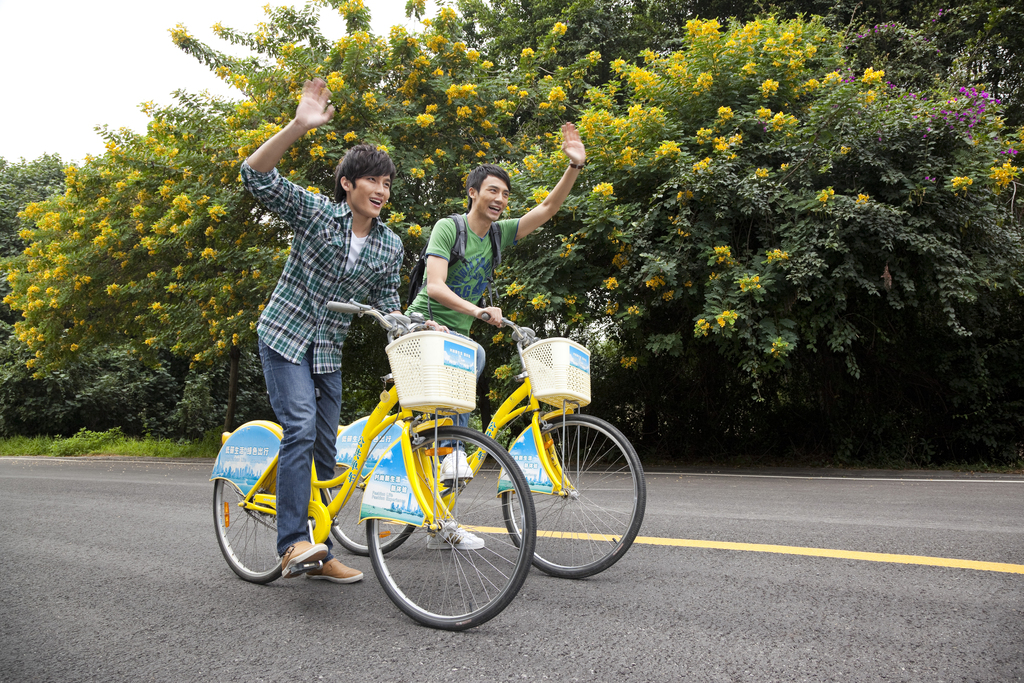 年轻大学生在校园里骑车