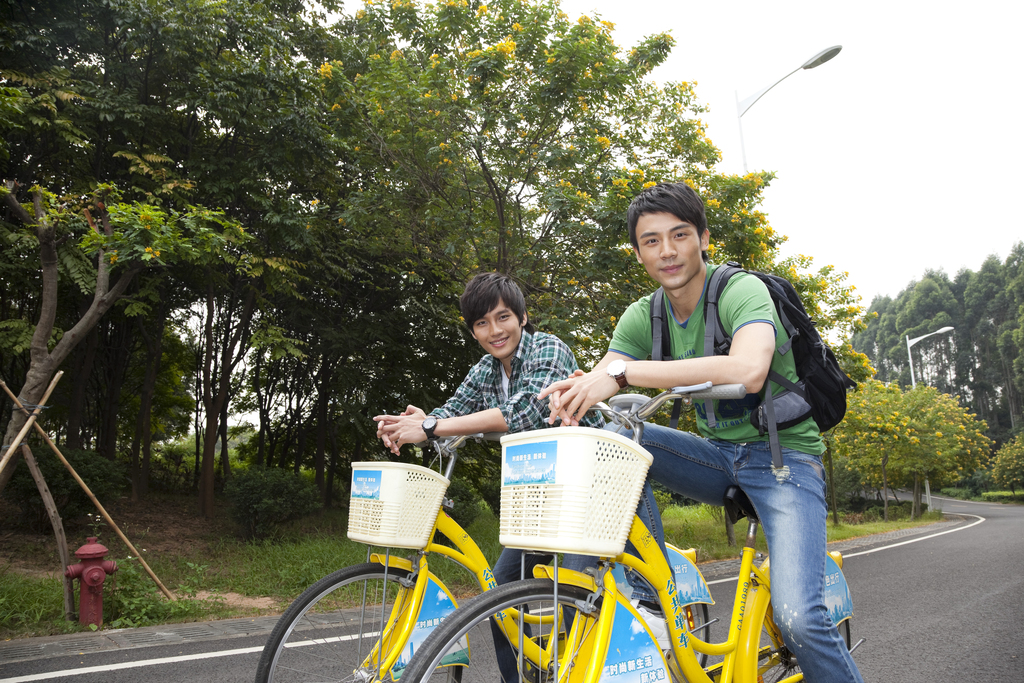 年轻大学生在校园里骑车