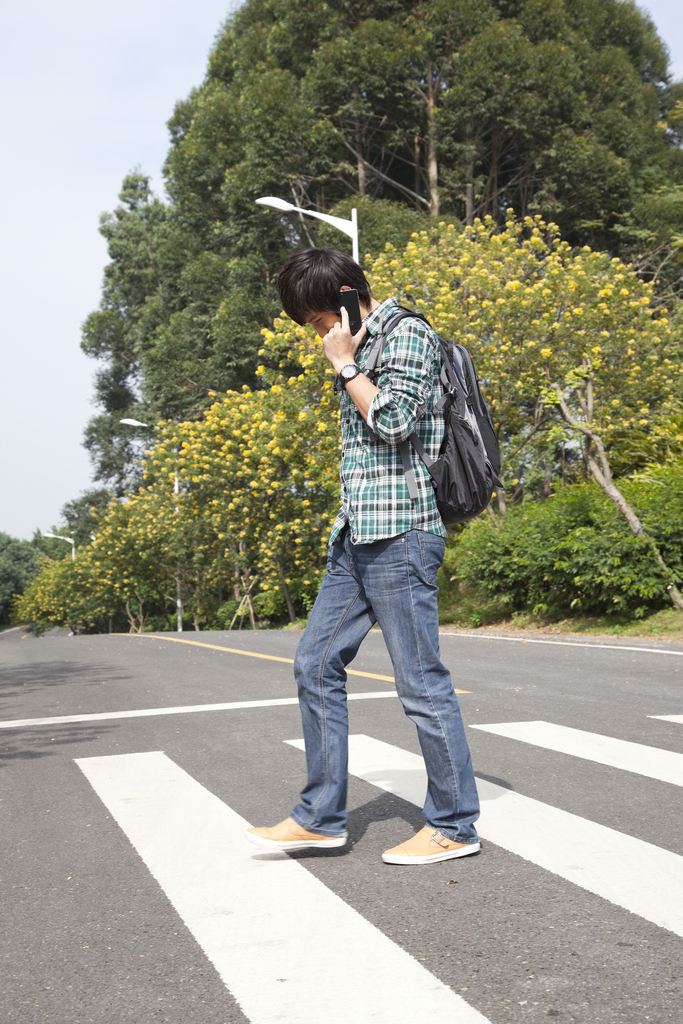 年轻大学生在过马路