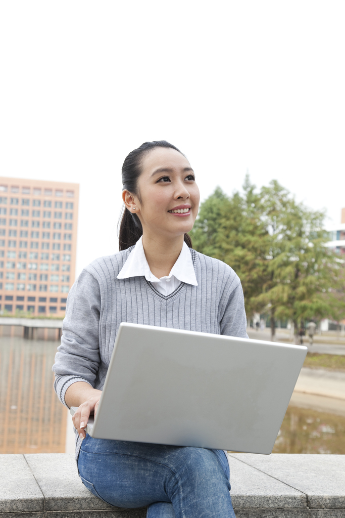 年轻大学生在校园里使用笔记本电脑