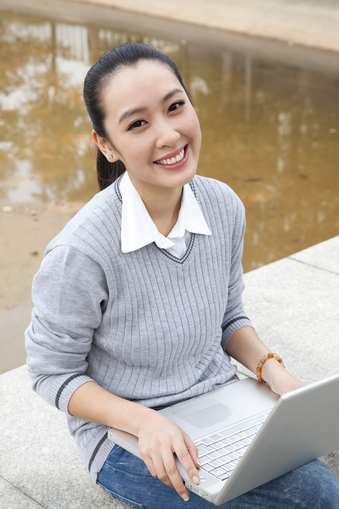年轻大学生在校园里使用笔记本电脑