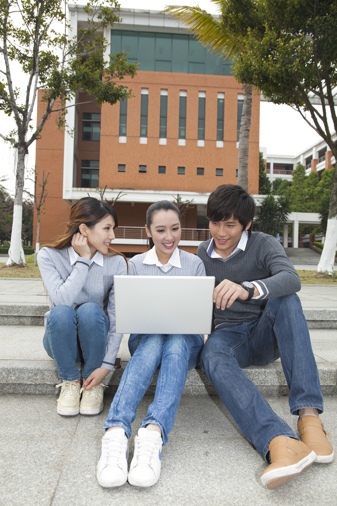 年轻大学生在校园里使用笔记本电脑