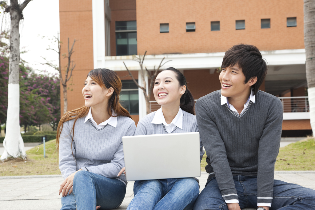 年轻大学生在校园里使用笔记本电脑图片