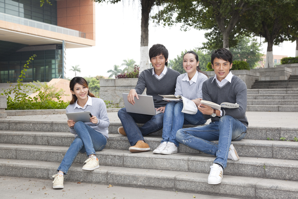 年轻大学生在校园里讨论图片