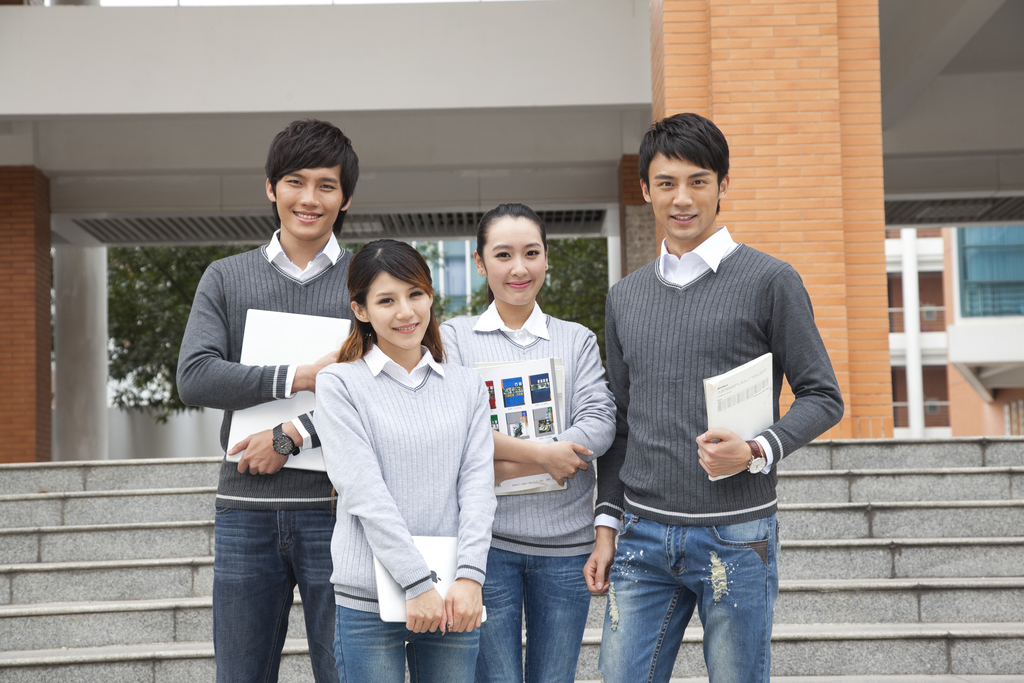 年轻大学生在校园里讨论图片