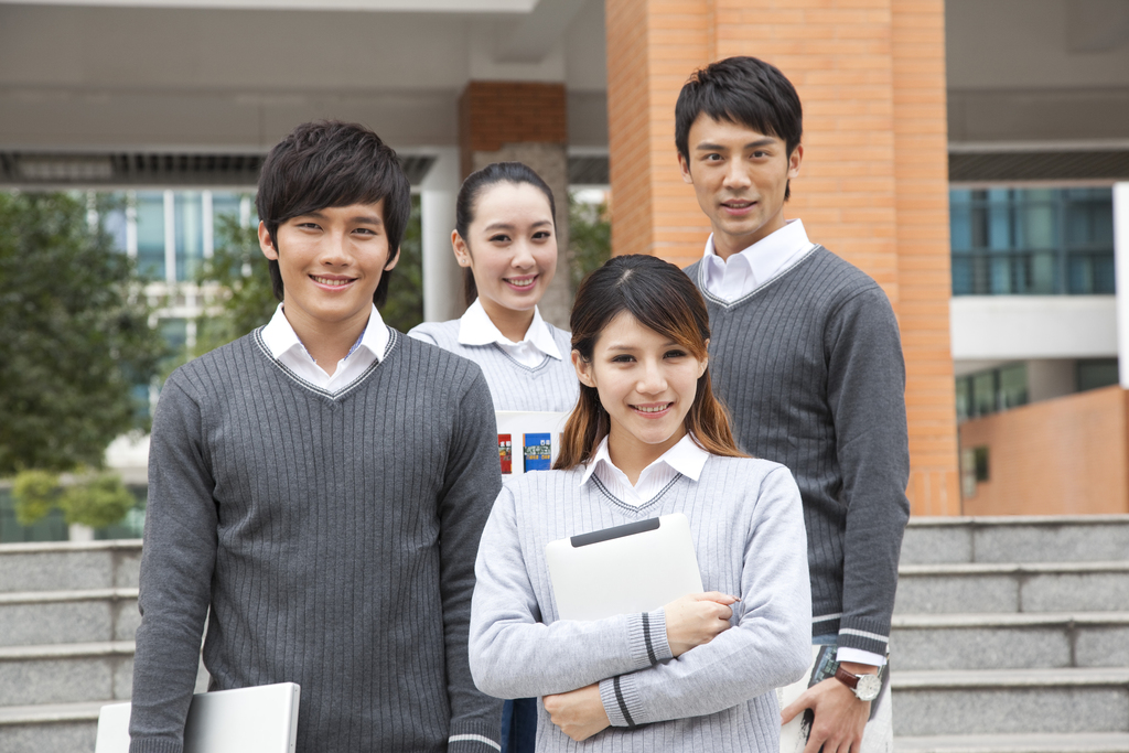 年轻大学生在校园里讨论图片