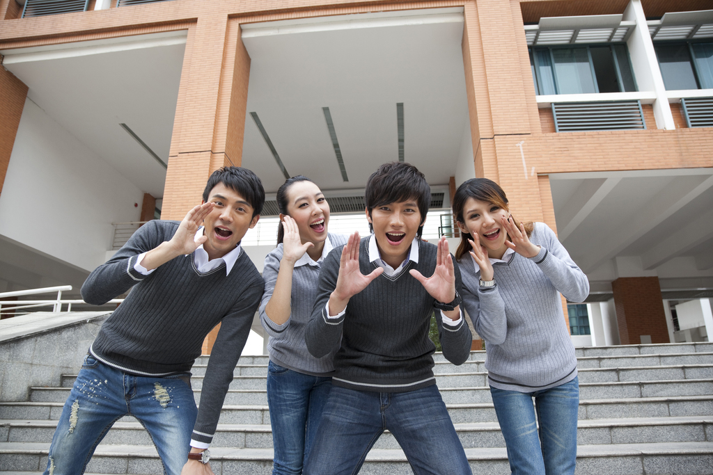 年轻大学生在校园里讨论图片