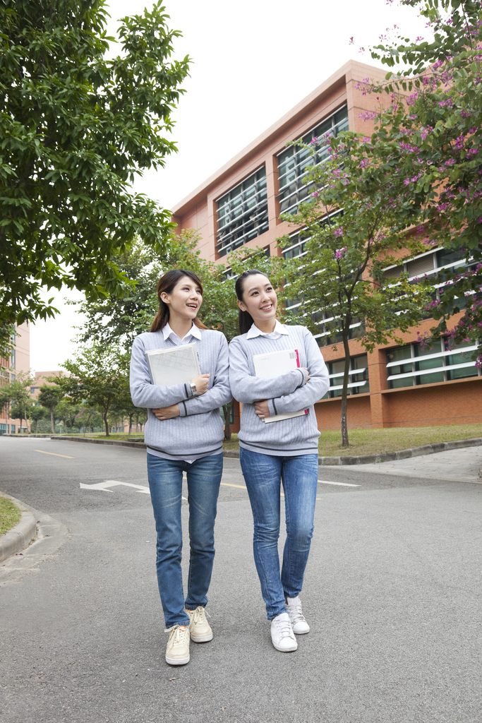 年轻女大学生在校园里漫步图片