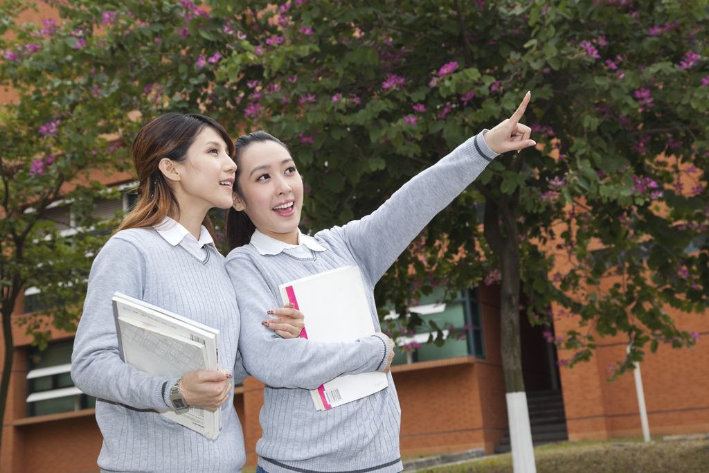 年轻女大学生在校园里漫步图片