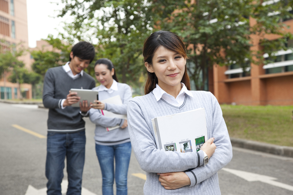 年轻大学生在校园里漫步图片