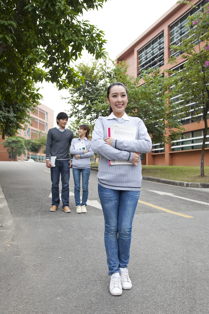年轻大学生在校园里漫步