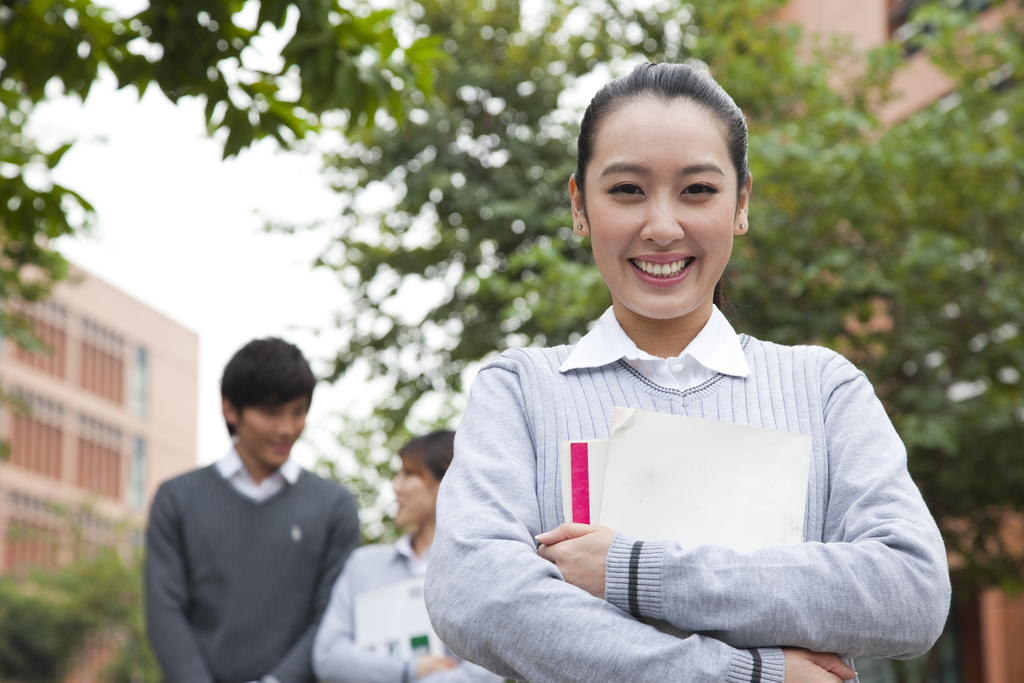 年轻大学生在校园里漫步