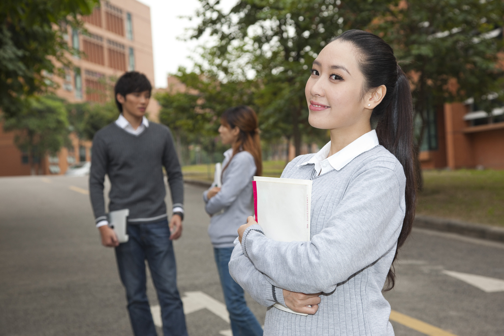 年轻大学生在校园里漫步图片