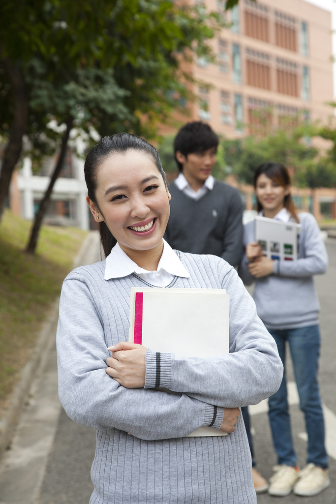 年轻大学生在校园里漫步图片