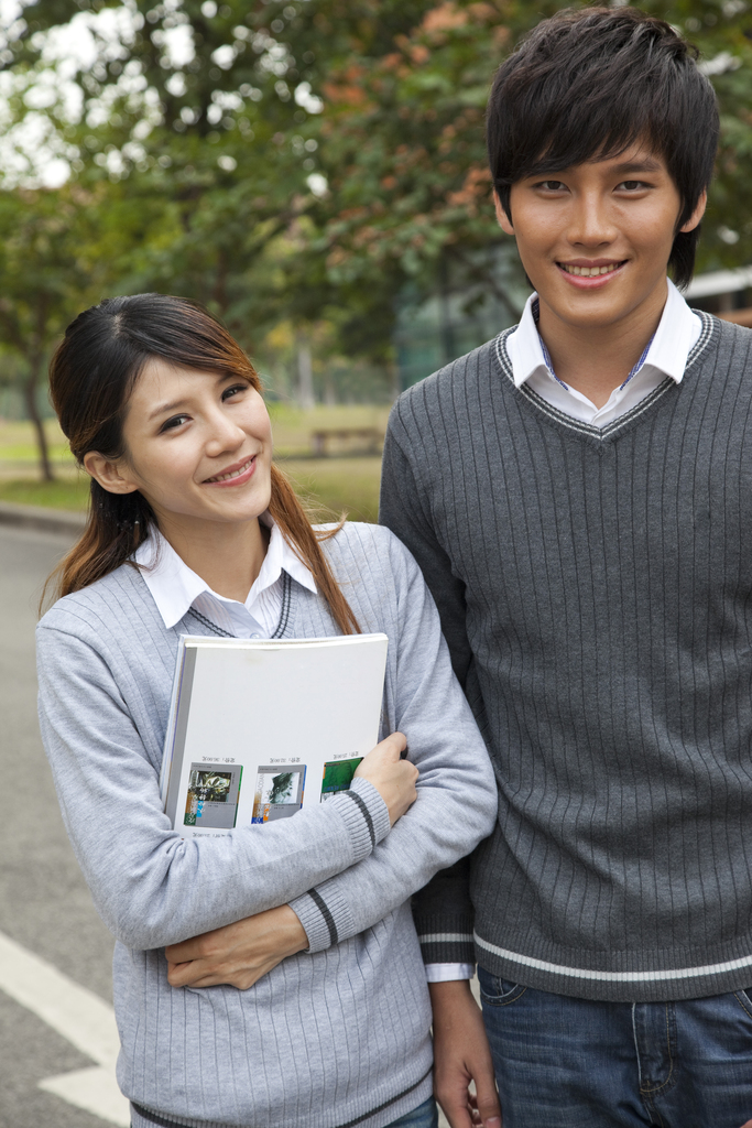 年轻大学生在校园里漫步图片