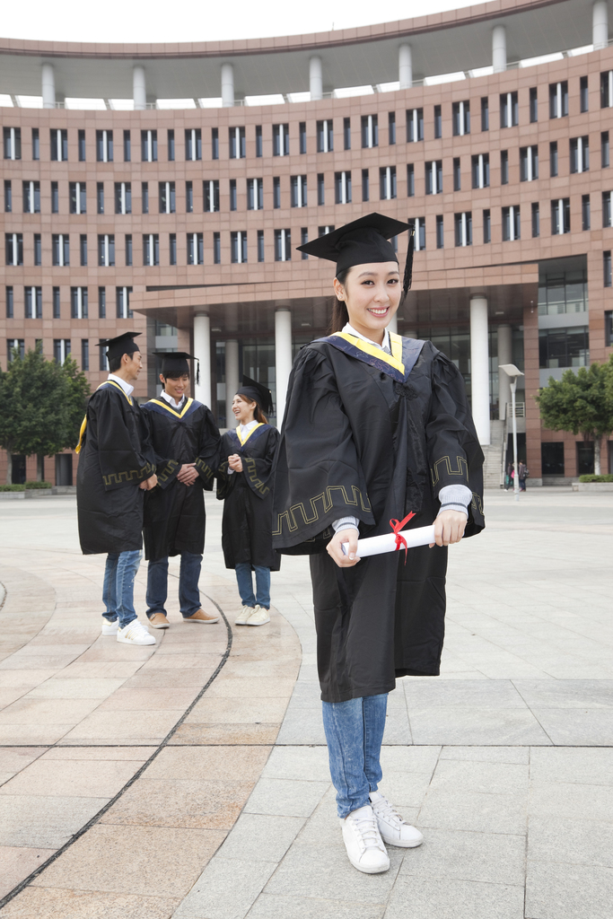 年轻大学生的校园毕业典礼图片