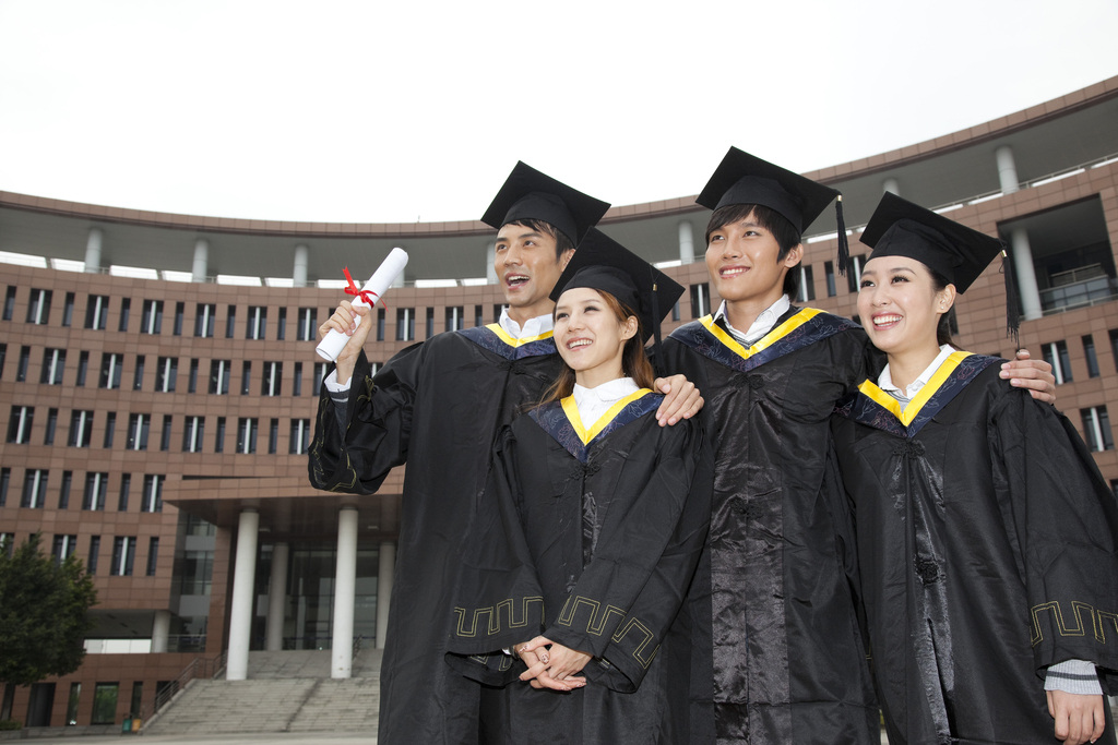 年轻大学生的校园毕业典礼图片