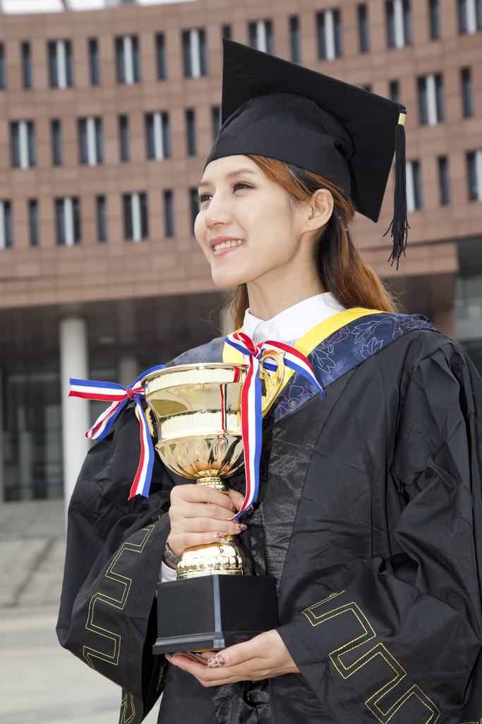 年轻大学生的校园毕业典礼图片