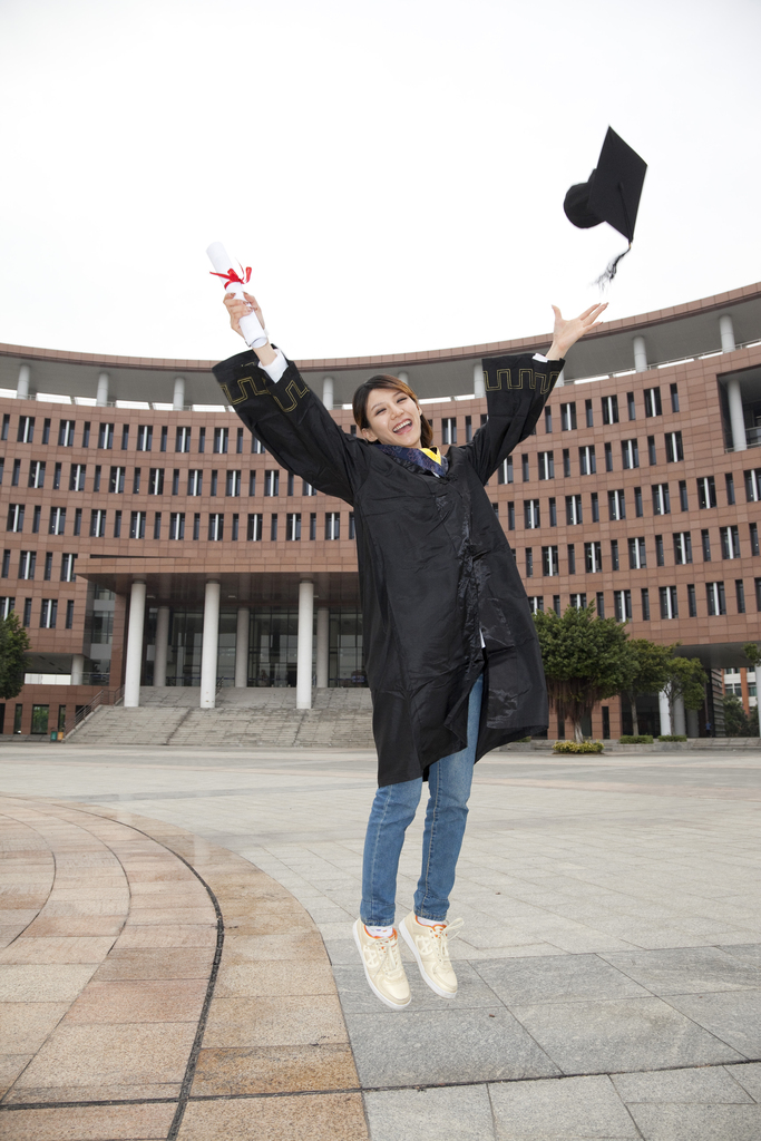 年轻大学生的校园毕业典礼