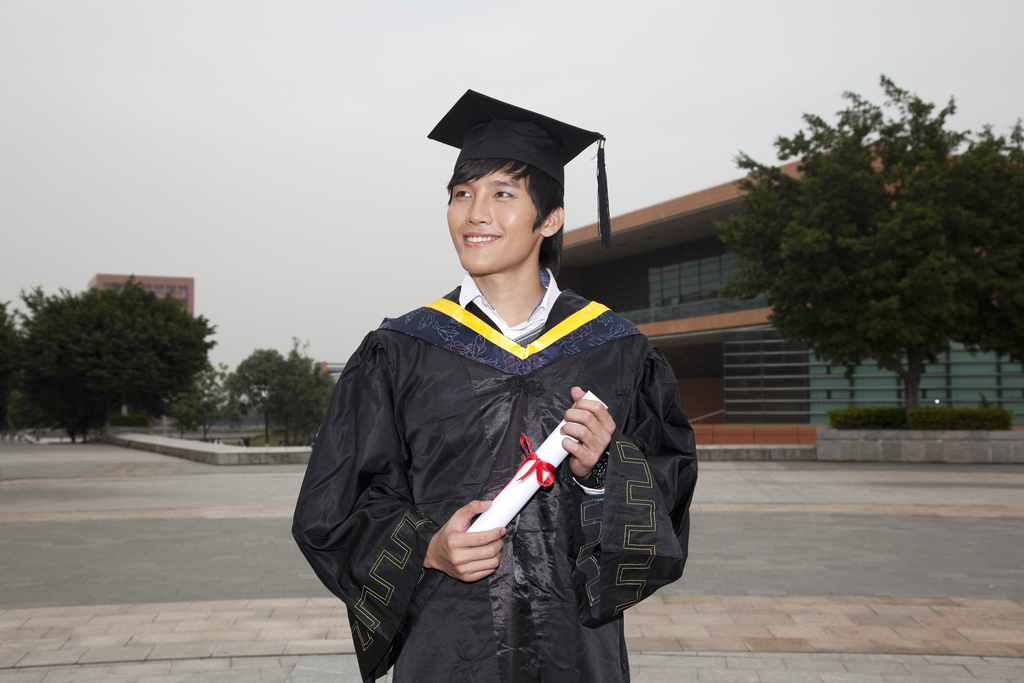 年轻大学生的校园毕业典礼