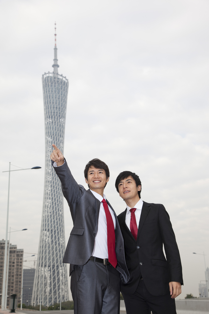 年轻商务男士在办公楼外