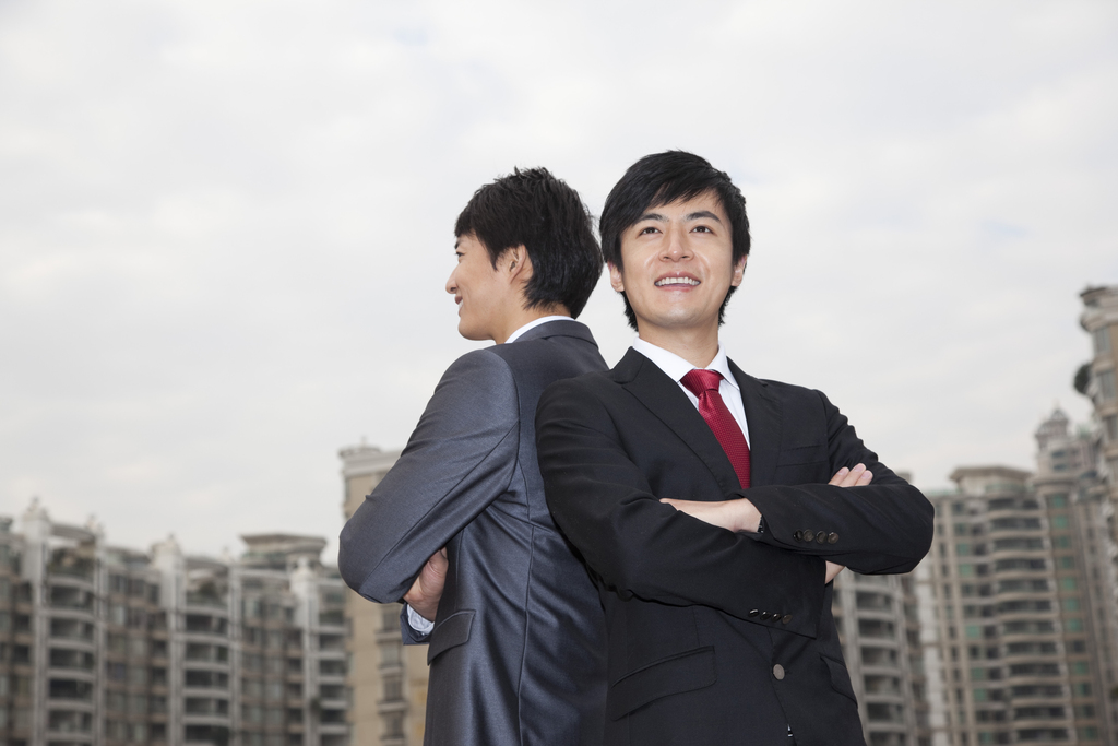 年轻商务男士在办公楼外
