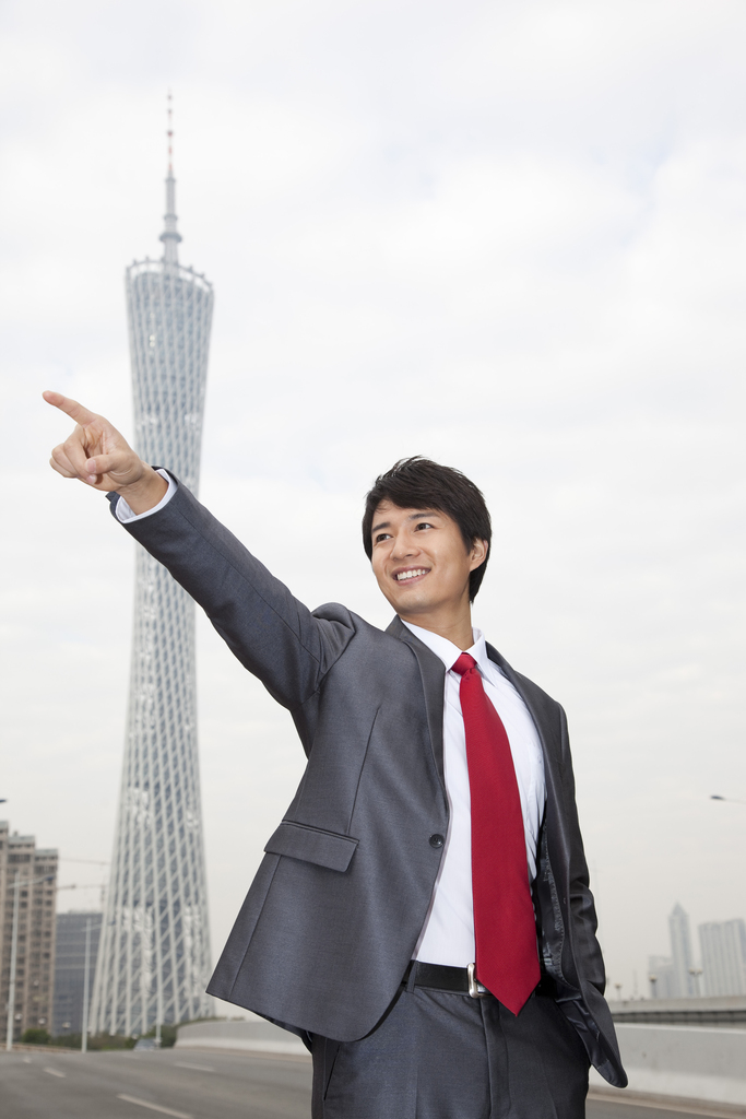 年轻商务男士在办公楼外