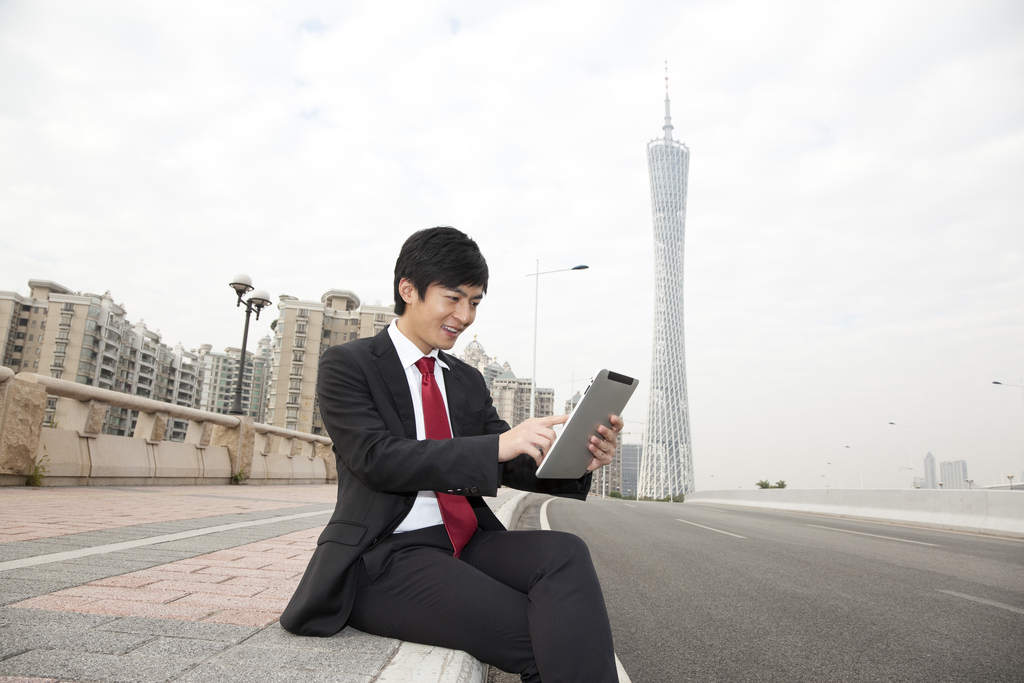 年轻商务男士在办公楼外