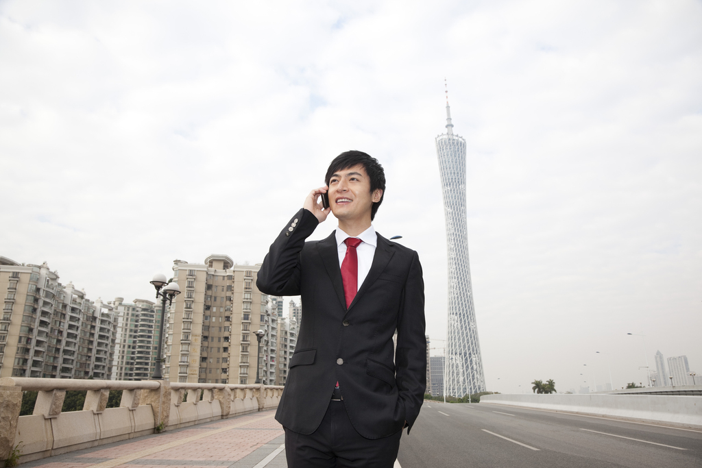 年轻商务男士在办公楼外