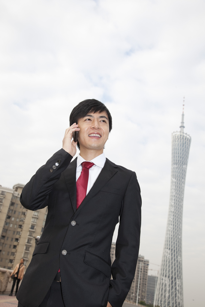 年轻商务男士在办公楼外