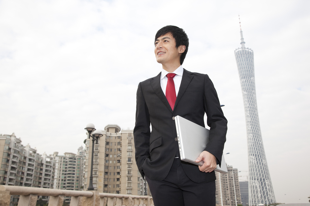 年轻商务男士在办公楼外