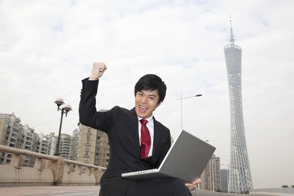 年轻商务男士在办公楼外