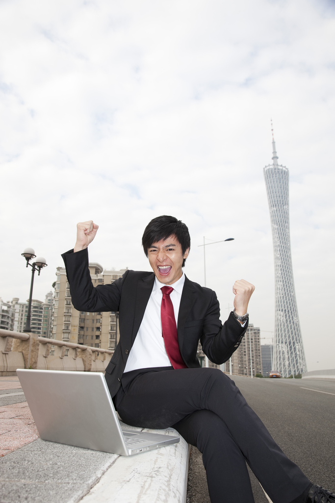 年轻商务男士在办公楼外