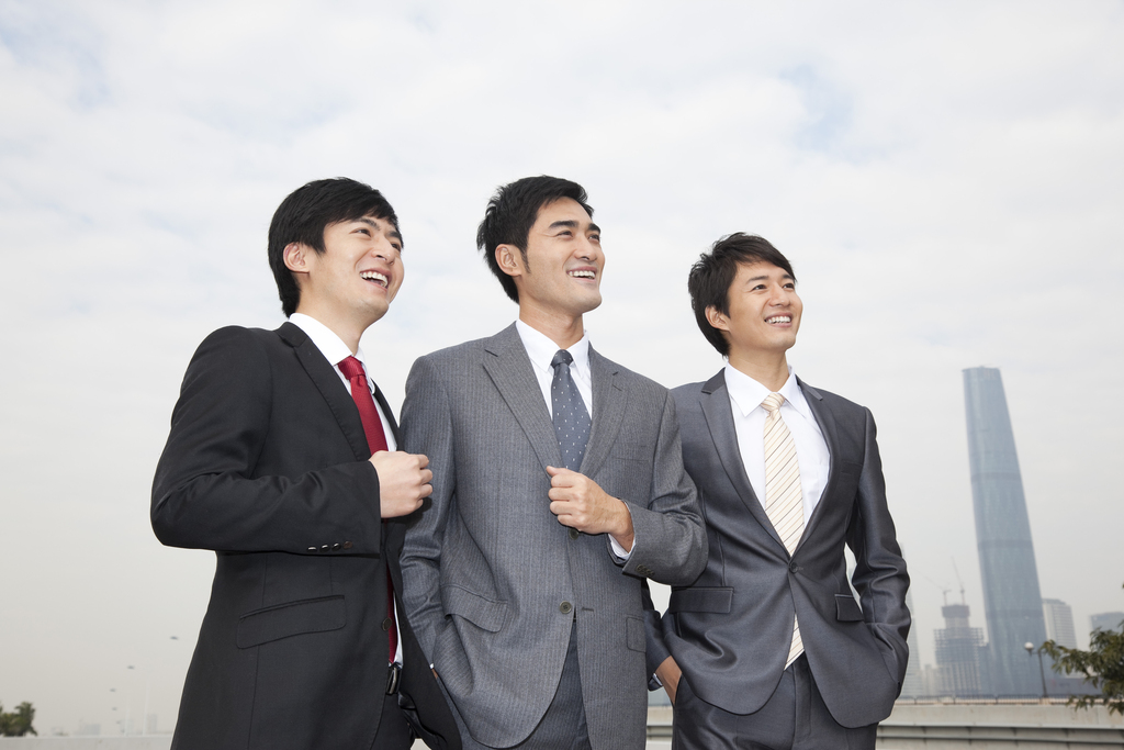 年轻商务男士在办公楼外